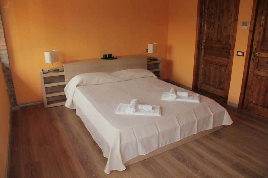 Conte Pietro Room&Breakfast Ferrara Rum bild